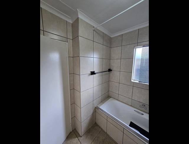 2 bed property to rent in FLORIDA HILLS